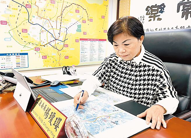 立委杨琼璎指出，国道一号后里到大雅段拓宽工期9年太久，交通部应缩短期程。（立委杨琼璎服务处提供／陈世宗台中传真）