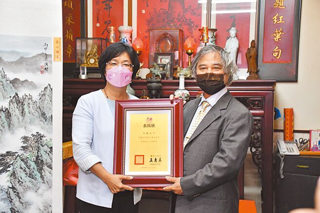 文化部公布「2022国家工艺成就奖」得奖名单，彰化知名木雕艺师李秉圭获奖，12日彰化县长王惠美特别到鹿港松林居祝贺。（吴建辉摄）