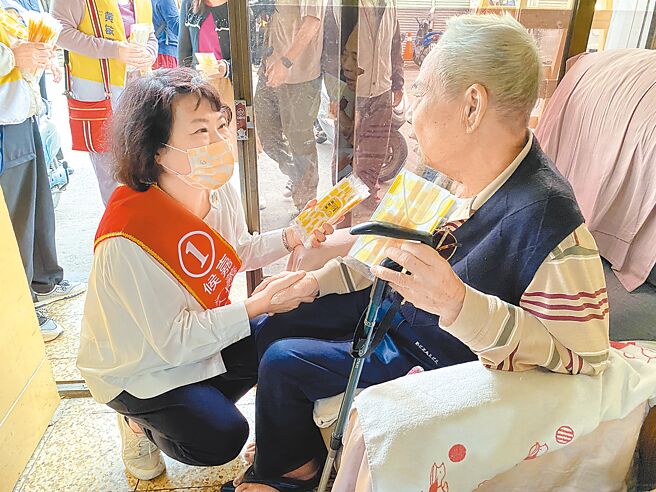 国民党嘉义市长候选人黄敏惠（左）12日在西区挨家挨户拜票。（廖素慧摄）