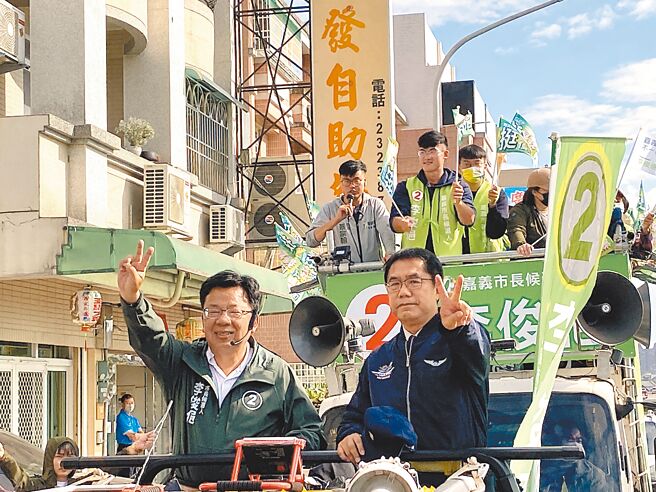 台南市长黄伟哲（右）12日陪民进党嘉义市长候选人李俊俋扫街。（廖素慧摄）