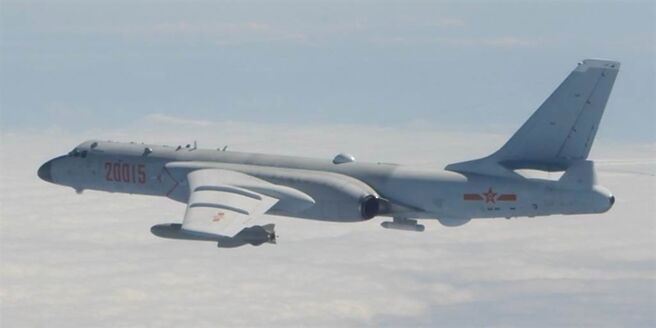解放军2021年1月23日出动1架运-8反潜机，8架轰-6K（见图）与4架歼-16战机侵扰台湾西南防空识别区（ADIZ）。（国防部提供）