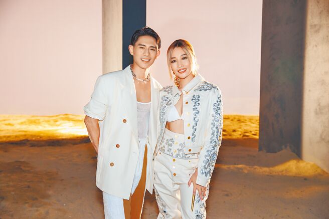 柏霖（左）邀请A-Lin合唱。（索尼音乐提供）