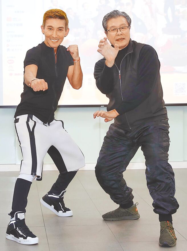 杨烈（右）昨气色红润的出席舞台剧排练，左为潘若迪。（季志翔摄）