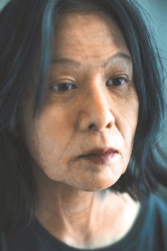 刘若英挑战变身「老婆婆」，完妆成果令她相当满意。（甲上提供）