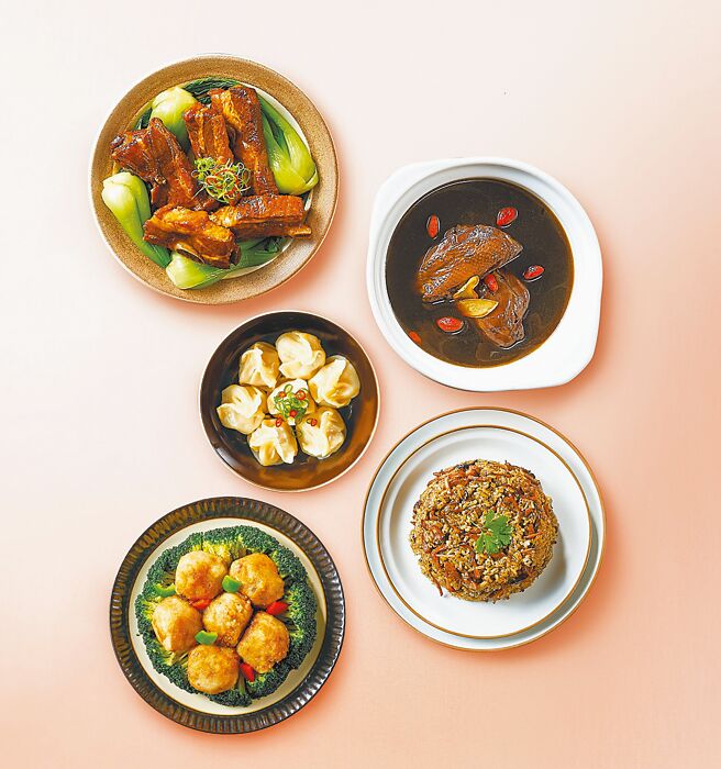 新光三越独家初登场，米其林必比登推荐餐厅精选年菜组，2100元。（新光三越提供）