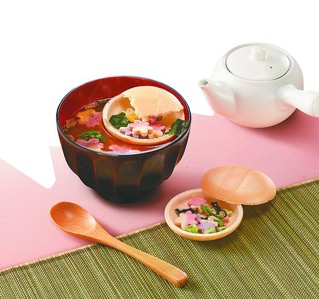 新光三越首度登台加贺麸不室屋花麸椀10入礼盒，1350元。（新光三越提供）