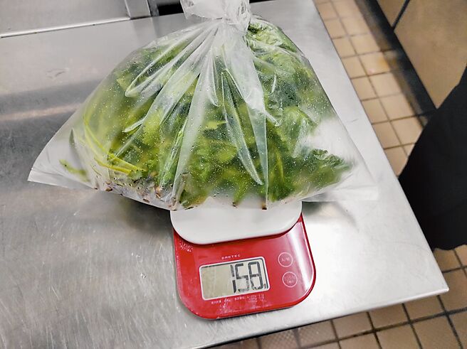有知名火锅店蔬菜被台北市卫生局验出农药残留量不合格，依《食安法》可开罚6万元以上、2亿元以下罚锾。（北市卫生局提供）