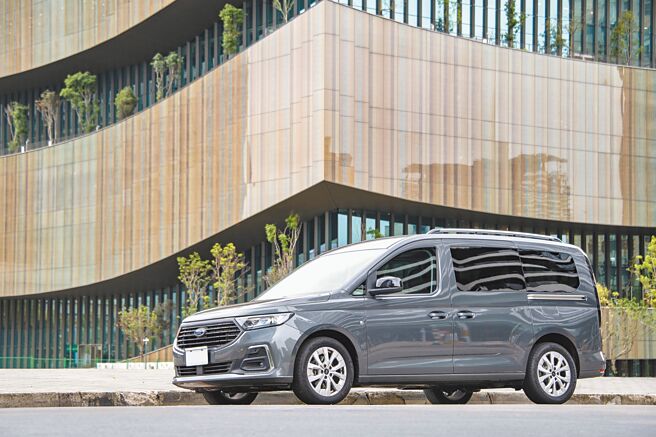 新世代Ford Tourneo Connect旅玩家採用Box个性化外型设计，并融合Ford DNA家族设计语汇，提供玩乐版109.8万元及玩咖版（见图）124.8万元两种选择。（陈大任摄）