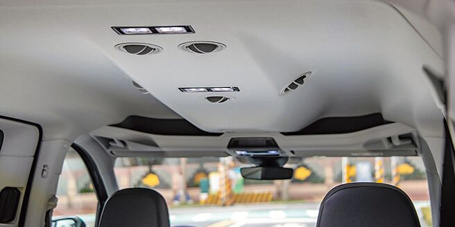 前座上方有置物区，第二、三排后座皆配有吸顶式的独立出风口与照明。（陈大任摄）