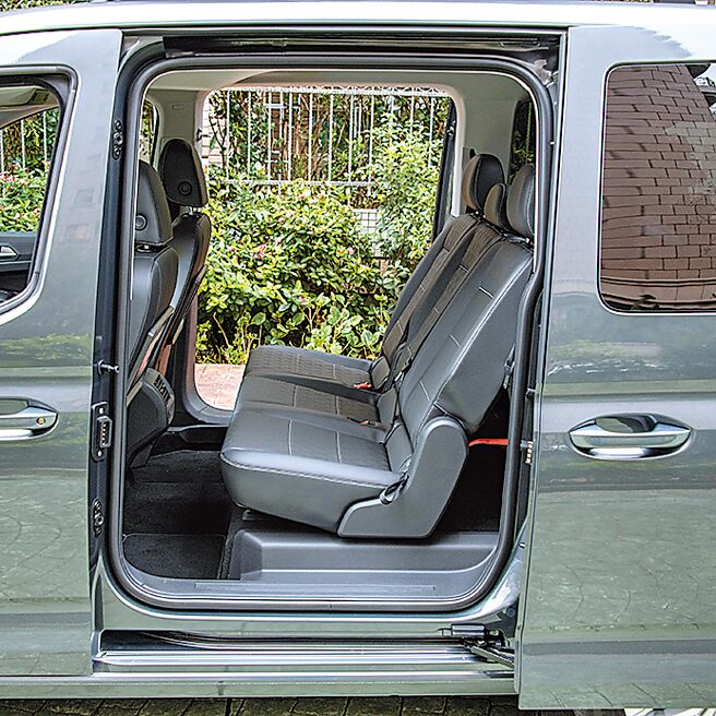 双滑门方便上下车。（陈大任摄）