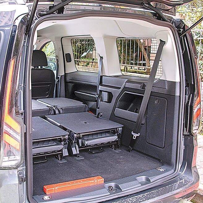 二、三排椅可折迭。（陈大任摄）