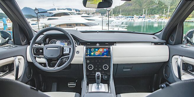 双色内装搭配金属饰板，展现豪华感。（陈大任摄）