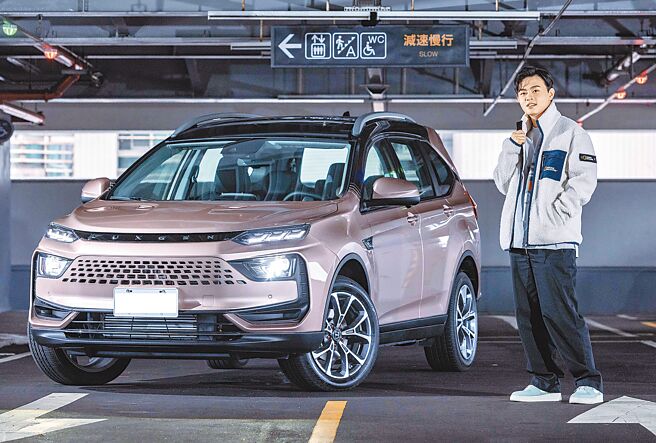 PONY5IBE是个喜欢开车的人，旅途中带给他许多创作的灵感。LUXGEN URX NEO大生活家版则以「风情万种、大生活家」的商品诠释新移动关系，让人与车的关系更加随心所欲。图为璀璨金车色的 NEO 7人大生活家版，售价113.9万元。（罗永铭摄）