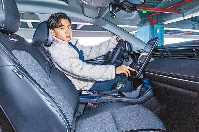 皮革混搭欧风织纹银灰色羊毛布，兼具有防污、防泼的特性，不仅有柔软的触感，还增加乘坐舒适性。（罗永铭摄）