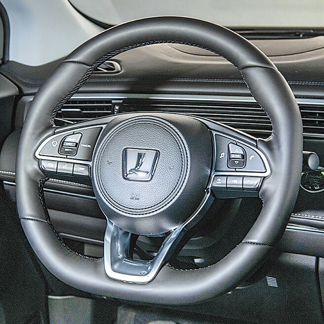 ADAS先进驾驶辅助系统可于方向盘上操作。（陈大任摄）