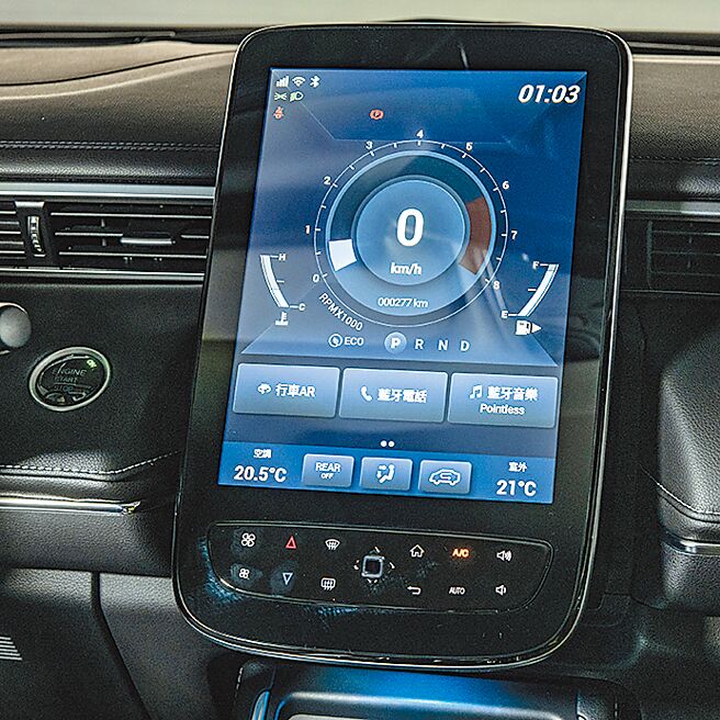 中央12吋多功能触控萤幕，下方也是触控。（陈大任摄）