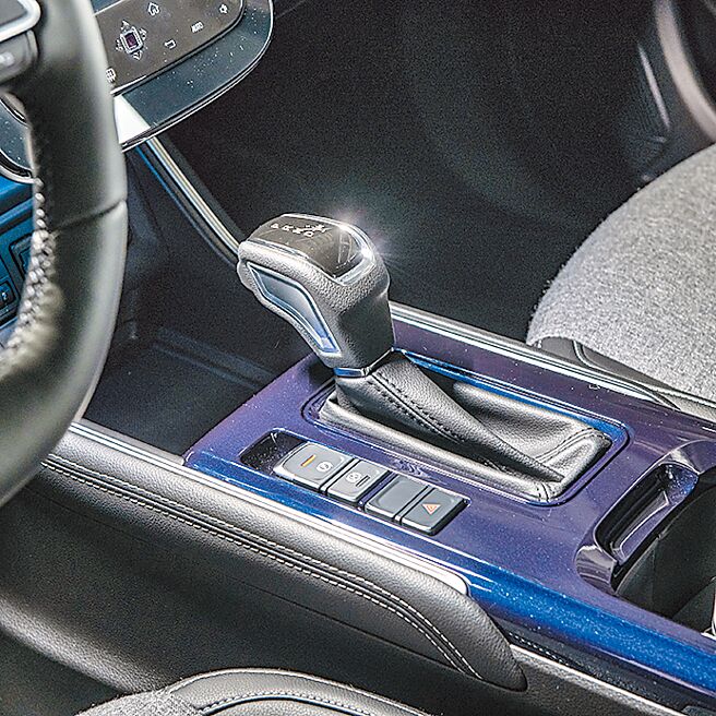 车门握把与中央鞍座表面皆为蓝色镜面设计。（陈大任摄）