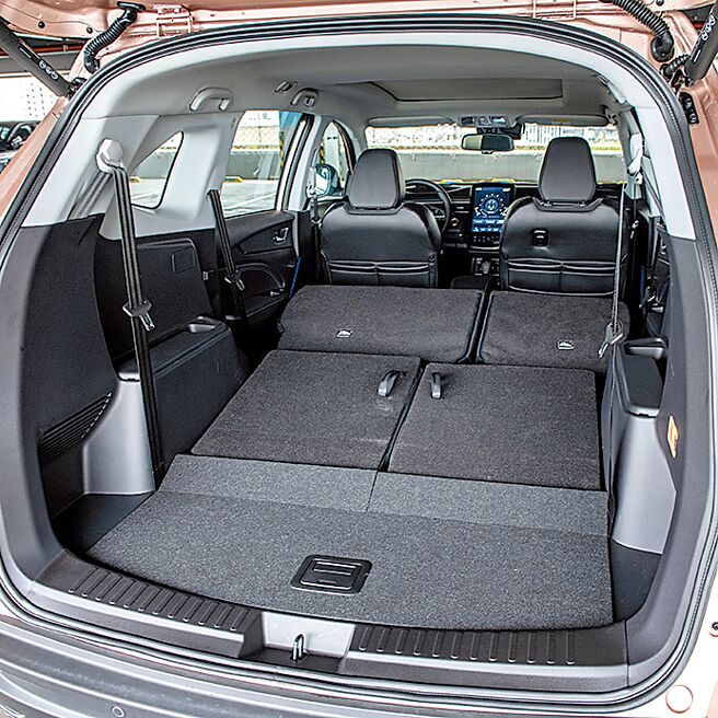 第二、三排座椅皆可收折，提供载物变化性。（陈大任摄）