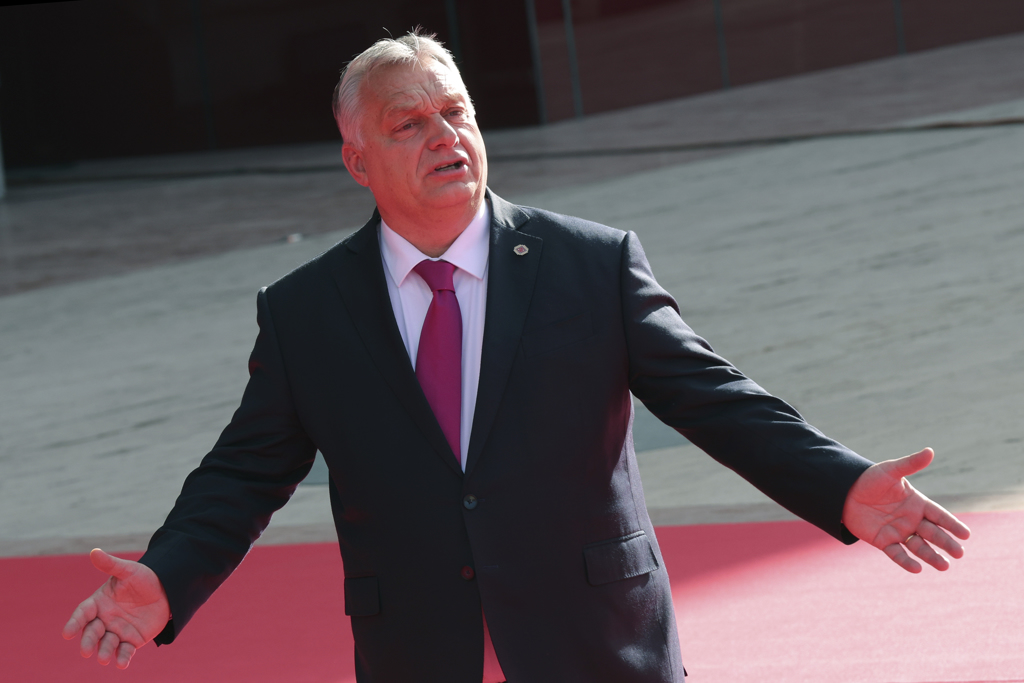 12月6日，匈牙利总理奥班（Viktor Orban）抵达阿尔巴尼亚地拉那参加欧盟-西巴尔干峰会。（美联社）(photo:ChinaTimes)