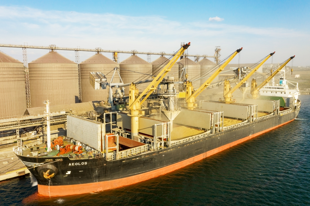 2021年8月9日，乌克兰敖德萨（Odessa）海港中的一条自动线装载线从谷仓中将谷物装载到货船的货舱中资料照。（Shutter Stock）(photo:ChinaTimes)