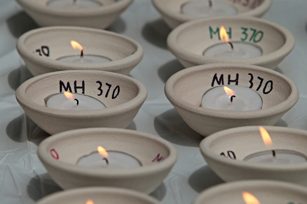 2019 年 3 月 3 日，马来西亚航空公司举行的MH370飞机失踪纪念仪式上，摆放的烛光。（Shutter Stock）(photo:ChinaTimes)