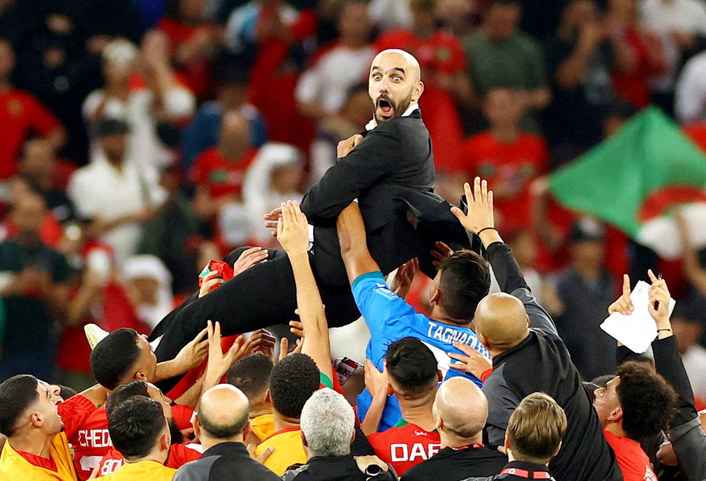 摩洛哥10日击败葡萄牙闯进半决赛后，球员抛起总教头雷格拉吉（Walid Regragui）庆祝。（图／路透社）(photo:ChinaTimes)