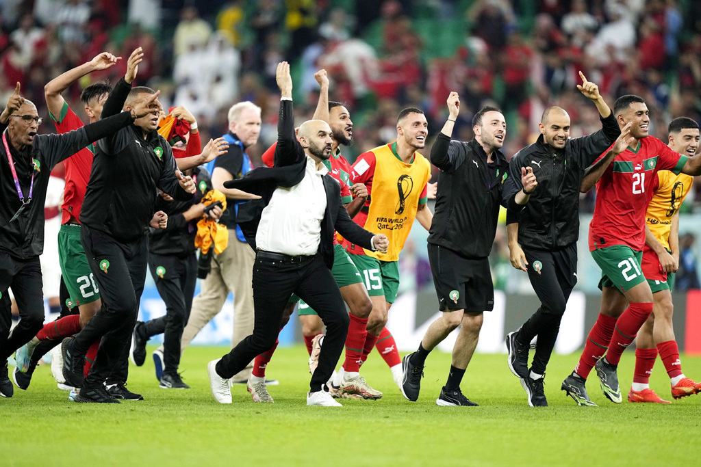 10日摩洛哥总教头雷格拉吉（Walid Regragui）与球员庆祝击败葡萄牙闯进半决赛。（图／美联社）(photo:ChinaTimes)