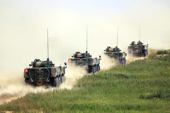 共军两栖合成旅还包括轻型机械化营，配备8轮的ZBL-08雪豹步兵战车。（图／中新社）