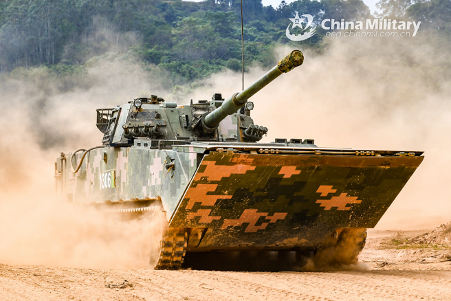 共军陆战队合成旅的机械化程度是一般地面部队的2倍，而且有更强的火力支援。图为机械化营的05式两栖步兵战车。（图／中国军网）