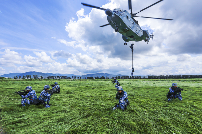 共军新组建两栖部队航空旅的直升机可以快速地将部队从登陆舰或两栖攻击舰直接投送至战场。（图/中新社）