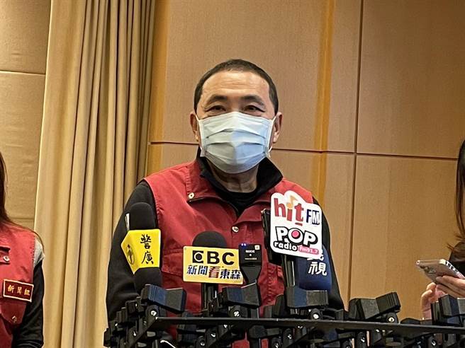 国民党主席朱立伦与民眾党主席柯文哲，昨先后前往新北市与侯同台，「2024」成为焦点话题。侯友宜今表示，朱立伦这次选举表现，让他们非常感动，每个人在工作岗位上扮演不同角色。（蔡雯如摄）