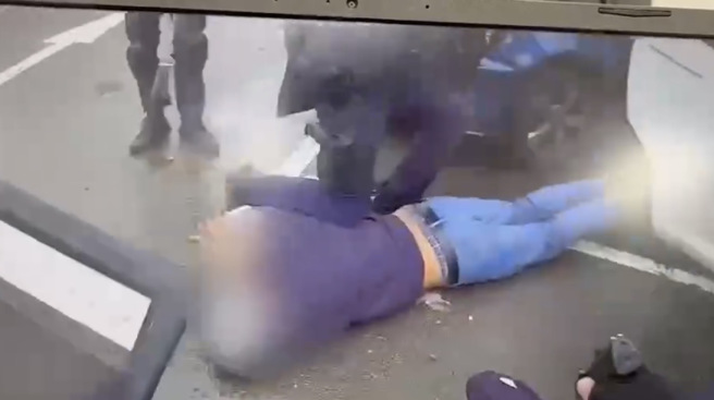 桃园市警方及刑事局13日下午破获人蛇集团，在龟山一处停车场逮获正准备贩卖人口的嫌犯。（图／警方提供）