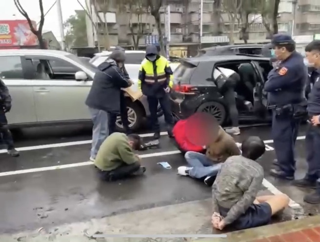 桃园市警方及刑事局13日下午破获人蛇集团，在龟山一处停车场逮获正准备贩卖人口的嫌犯，其中部分嫌犯驾车逃逸，但仍在路口遭警方拦截逮捕。（图／警方提供）