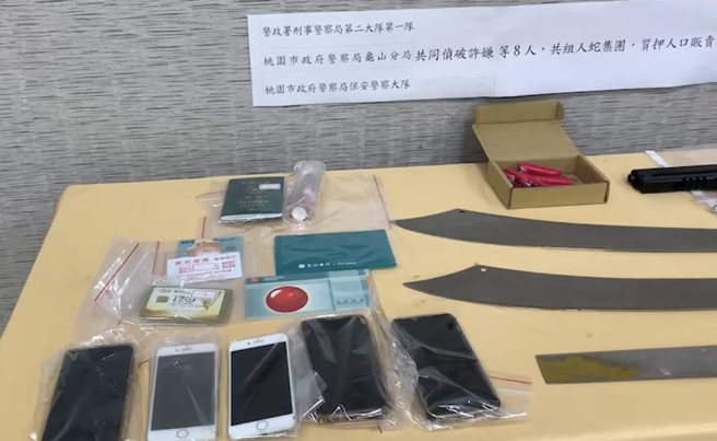 警方从嫌犯车上扣得西瓜刀与多支手机。（图／警方提供）