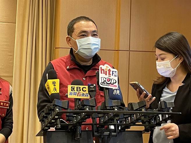 新北市教育局近期推动校园设置2G光纤网路，却被党政人士质疑，收割中央稻尾。对此，侯友宜表示，教育局推动智慧教室不遗余力，光纤2G频宽都是教育一环，有中央、地方和民间团体的携手合作。（蔡雯如摄）