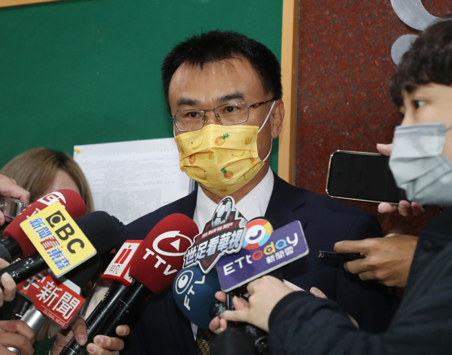 立法院財政委員會14日繼續審查「中央政府前瞻基礎建設計畫第4期特別預算案（112年度至113年度）水環境建設、綠能建設、城鄉建設、人才培育促進就業建設部分」，農委會主委陳吉仲（見圖）出席，並於會前受訪。（劉宗龍攝）