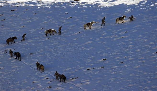 图为驻守在大陆西藏阿里高原的共军边防团。（新华社资料照片）