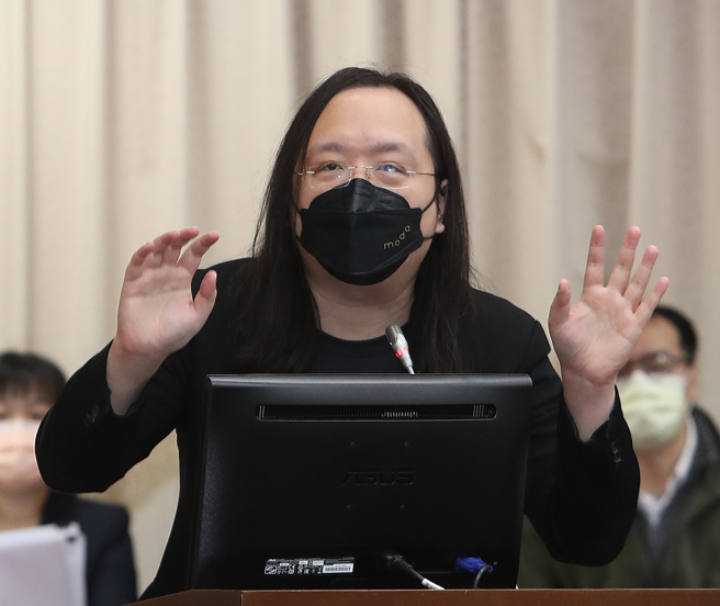 数位发展部部长唐凤（见图）14日出席立法院财政、内政、经济、教育及文化、交通、司法及法制、社会福利及卫生环境委员会联席会议，答覆立委赖士葆提问有关推广「臺湾云市集服务」的问题。（刘宗龙摄）