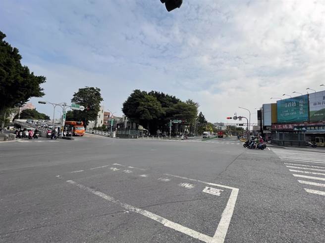 台南市開元陸橋原訂12月15日施工拆除作業將暫緩。（交通局提供／洪榮志台南傳真）