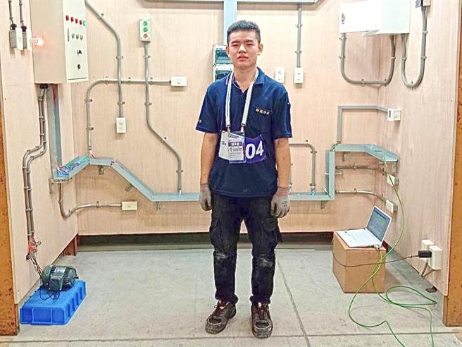 萧圣儒代表我国参加2022国际技能竞赛奥地利赛场，勇夺「电气装配」职类金牌、国家最佳选手奖殊荣，为台湾争光。（高雄高工提供／袁庭尧高雄传真）