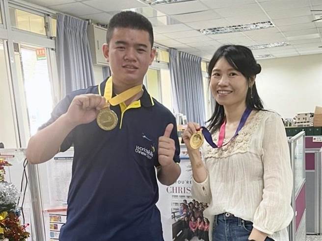 萧圣儒（左）与高雄高工导师黄纯瑜（右）合照。（高雄高工提供／袁庭尧高雄传真）