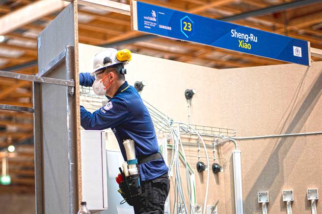 萧圣儒勇夺「电气装配」职类金牌，同时也是所有职类金牌选手中得分最高者，再获国际赛会特颁国家最佳选手奖殊荣。（高雄高工提供／袁庭尧高雄传真）