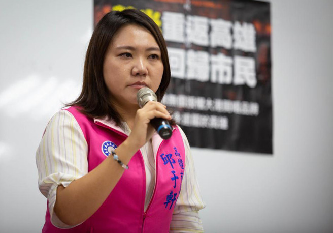 高雄市长陈其迈访日旅程结束返台，他14日回到市府召集各局处首长举行市政会议、防疫会议。（洪浩轩摄）