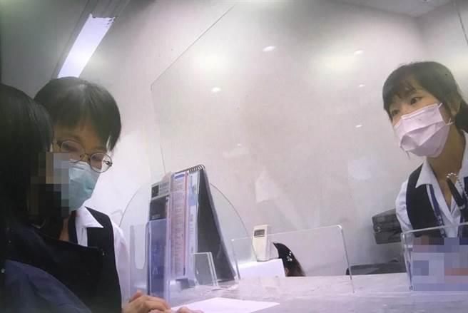 台中一名女子误信男网友说词，要匯款救假男友探勘石油机具，被细心行员发现立即报警。（台中市太平警分局提供／冯惠宜台中传真）