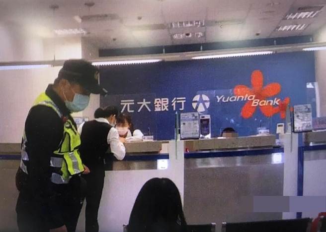 张女误信男网友说词，要匯款救男友探勘石油机具，被细心行员发现报警，警方苦口婆心劝阻。（台中市太平警分局提供／冯惠宜台中传真）