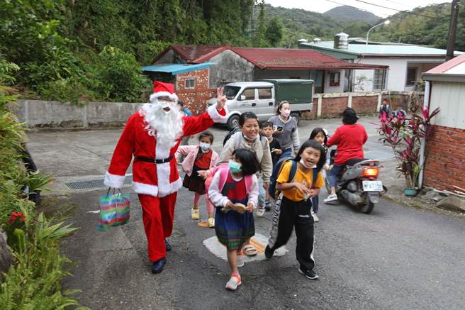 长年热心公益的力丽观光集团董事长蔡宗易今年不仅捐10万给恒基课辅班，还特别化身耶诞老人、带着满桌的pizza及炸物拼盘到偏乡送暖。（恒基提供／谢佳潾屏东传真）
