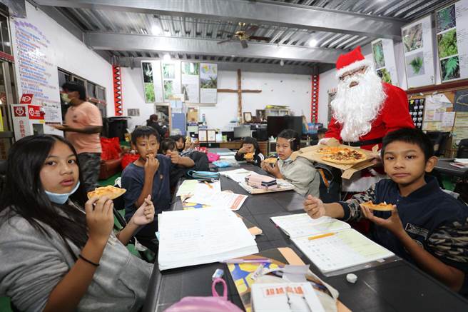 长年热心公益的力丽观光集团董事长蔡宗易今年不仅捐10万给恒基课辅班，还特别化身耶诞老人、带着满桌的pizza及炸物拼盘到偏乡送暖。（恒基提供／谢佳潾屏东传真）