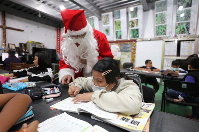 长年热心公益的力丽观光集团董事长蔡宗易今年不仅捐10万给恒基课辅班，还特别化身耶诞老人、带着满桌的pizza及炸物拼盘到偏乡送暖。（恒基提供／谢佳潾屏东传真）