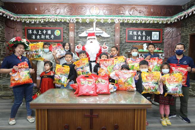 长年热心公益的力丽观光集团董事长蔡宗易今年不仅捐10万给恒基课辅班，还特别化身耶诞老人、带着满桌的pizza及炸物拼盘到偏乡送暖。（恒基提供／谢佳潾屏东传真）