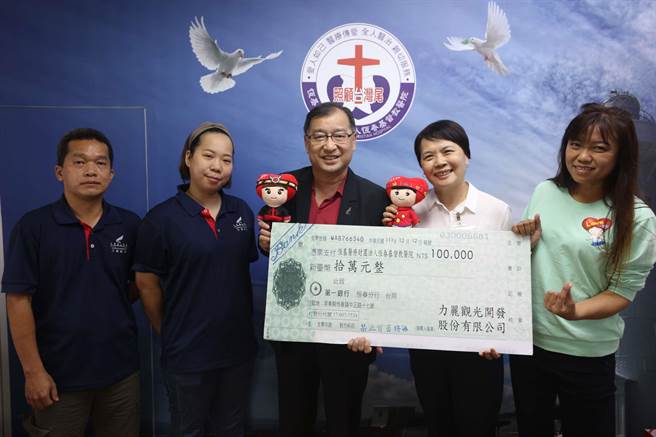 长年热心公益的力丽观光集团董事长蔡宗易今年不仅捐10万给恒基课辅班，还特别化身耶诞老人、带着满桌的pizza及炸物拼盘到偏乡送暖。（恒基提供／谢佳潾屏东传真）